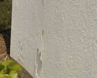 Vom Hagel aufgeplatzte Fassade