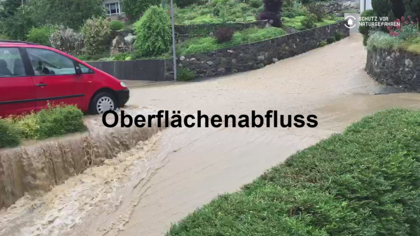 Video: Oberflächenwasser fliesst schnell auf Garageneinfahrt zu