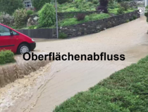 Video: Oberflächenwasser fliesst schnell auf Garageneinfahrt zu