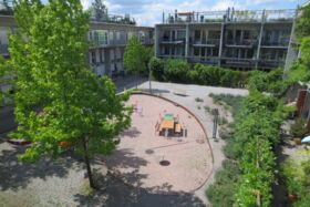Ein naturnah gestalteter Spielplatz mit sickerfähigem Untergrund und Begrünung (Foto: Stefan Hasler, VSA)