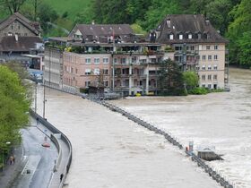 Hochwasserführende Aare mit Tych