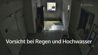 Weil sich Wasser vor der Aussentüre aufstaut, bricht diese plötzlich und das ganze Untergeschoss wird binnen Minuten geflutet.