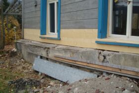 Tiefgründige Permanentrutschung mit mittlerer Geschwindigkeit. Anpassung der Fassade an die Verkippung des Gebäudes
