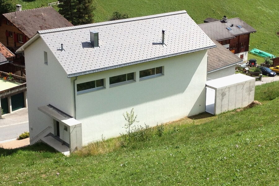 Die bergseitige Wand ist bei diesem Wohnhaus verstärkt ausgebildet.