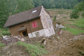 Grosse Spontanrutschung mit hoher Verschiebungsrate über mehrere Tage