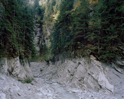 Spuren von Murgangaktivität in Wildbachgerinne