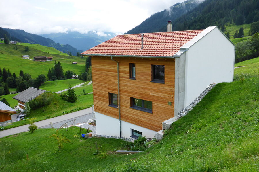 Prallwand mit seitlich leicht überstehenden Flügelmauern in St. Antönien (GR).