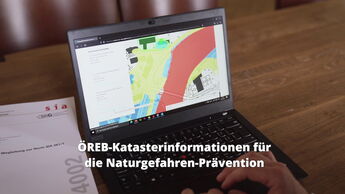 Im Video werden die Vorteile des ÖREB-Katasters für die Beschaffung baurechtlicher Informationen erklärt, welche auch für die Planung von Gebäudeschutzmassnahmen wichtig sind.